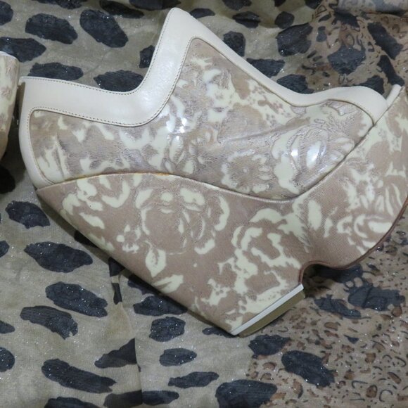 Nicholas Kirkwood Tan Nude Italian Leather & Floral Velvet Lace Platform Wedge 6 - Picture 13 of 16